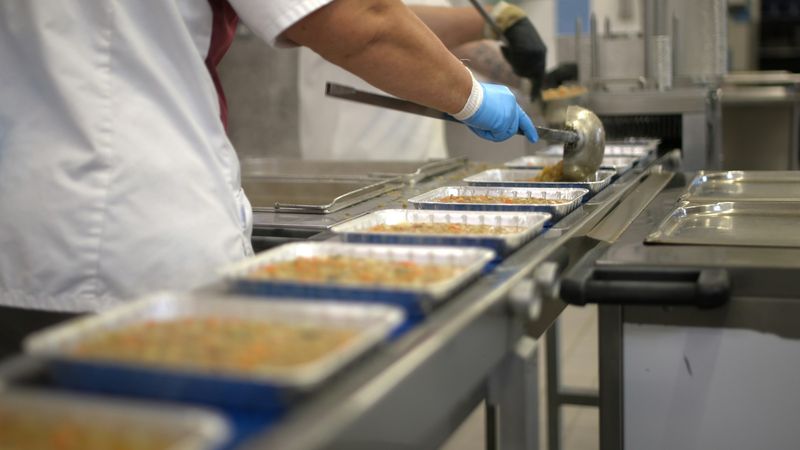 Фасовка продукции в лотки на конвейере